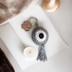 KEYCHAIN ​​KNITTED EYE GREY WITH CLOVER LIFELIKES