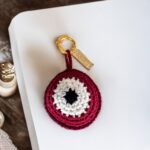 RED KNITTED EYE KEYCHAIN ​​TAIL LIFELIKES