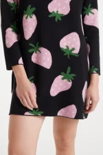 Κοντό πλεκτό φόρεμα ζακάρ με τύπωμα Morango COMPANIA FANTASTICA FW25-26 - Image 4