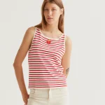 Λευκό και κόκκινο ριγέ τοπ με κέντημα φράουλας COMPANIA FANTASTICA SS26