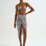 Σαρόνγκ με στάμπα Wave Black & White COMPANIA FANTASTICA SS26