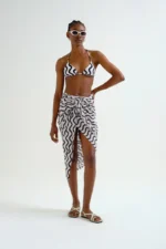 Σαρόνγκ με στάμπα Wave Black & White COMPANIA FANTASTICA SS26