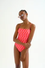 Μαγιό με ίσια λαιμόκοψη, τύπωμα Wave Red & Pink COMPANIA FANTASTICA SS26