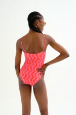 Μαγιό με ίσια λαιμόκοψη, τύπωμα Wave Red & Pink COMPANIA FANTASTICA SS26 - Image 3
