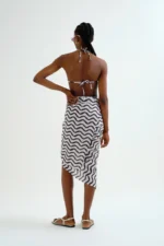 Σαρόνγκ με στάμπα Wave Black & White COMPANIA FANTASTICA SS26 - Image 3