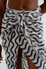 Σαρόνγκ με στάμπα Wave Black & White COMPANIA FANTASTICA SS26 - Image 4