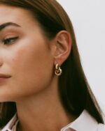 Chunky Eternal Earrings Gold EDBLAD SS26 - Image 2
