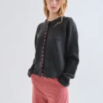 Σκούρο γκρι ζακέτα με ροζ κουμπιά COMPANIA FANTASTICA FW26-27