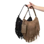 Τσάντα ώμου Arizona από σουέτ με μπεζ κρόσσια LE PANDORINE FW26-27 - Image 3