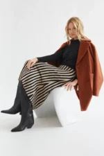 Μαύρη και μπεζ ριγέ μίντι φούστα COMPANIA FANTASTICA FW26-27 - Image 3